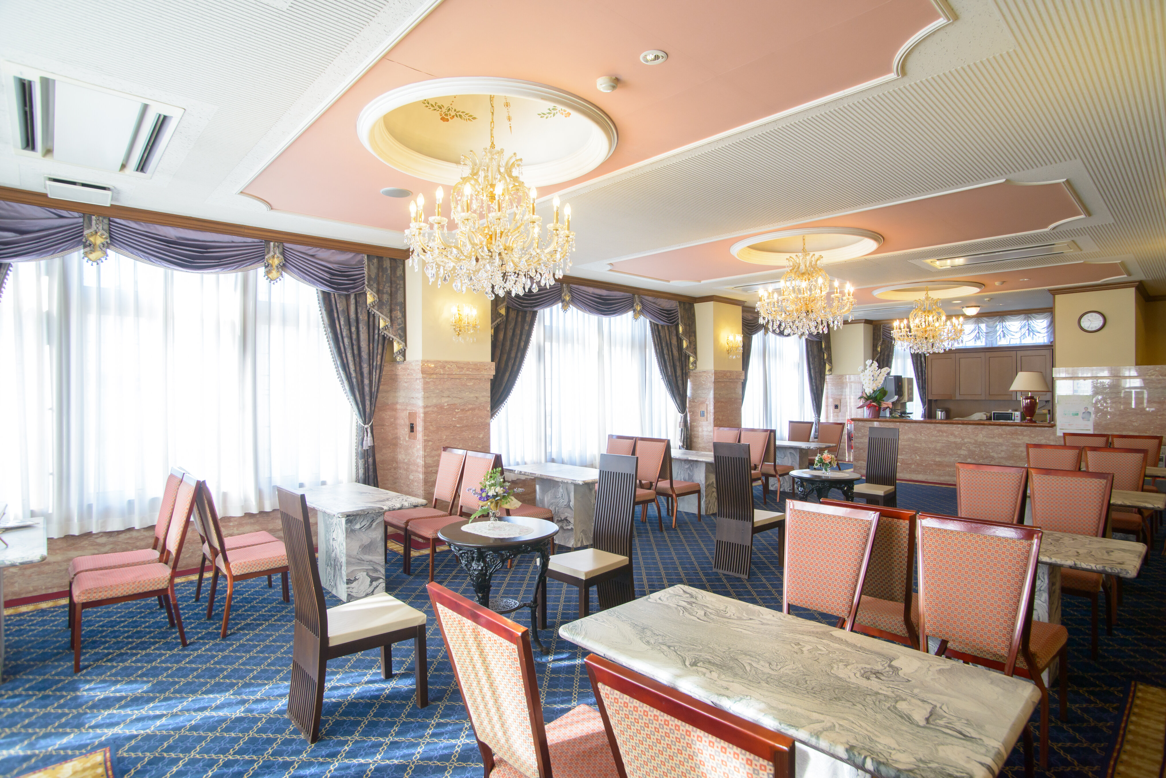 ご参列のみなさまにはラウンジでゆっくりお過ごしいただけます。