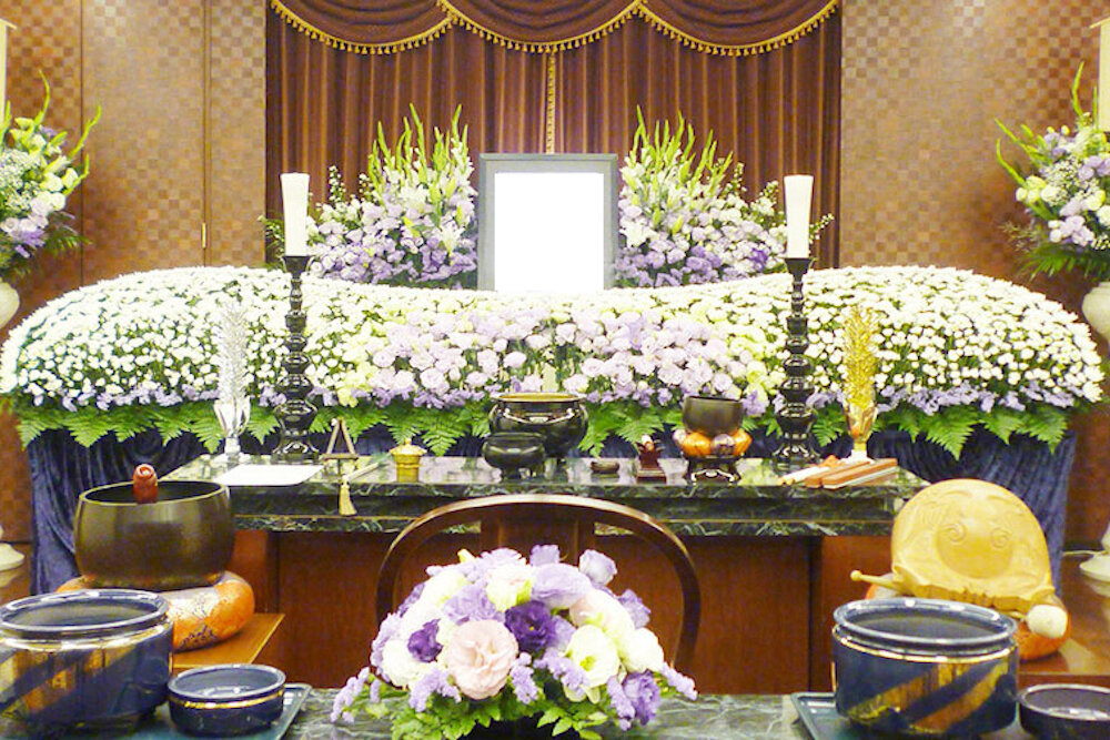 人気の花祭壇では、洋花・和花を問わずご希望のお花でアレンジさせていただきます。