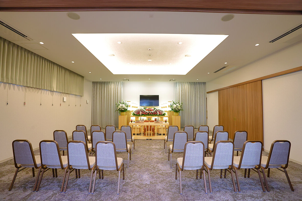 家族葬専用の式場は、親族控室と直結。自宅のリビングで寛いでいるような感覚でプライベートな葬儀式が叶います。