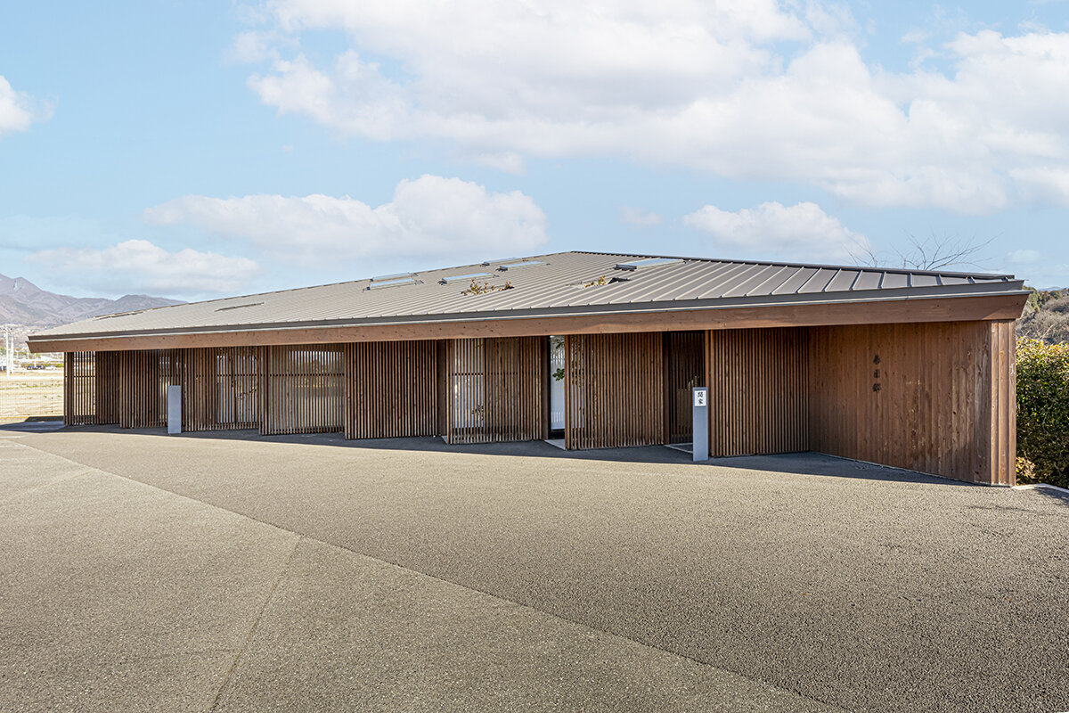 渋川メモリードホール「春日邸」
木のぬくもりあふれる落ち着いた空間でアットホームな家族葬ができる施設です。
心休まるプライベートなお時間をお過ごしいただける施設です。バリアフリーにも対応しています。