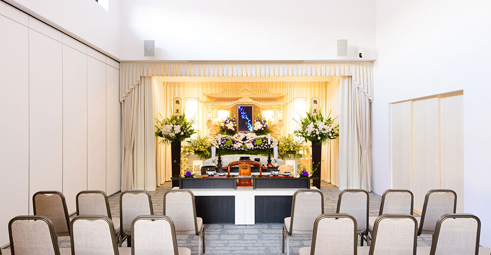 厳かな雰囲気のお別れを演出する白木祭壇。最大35名着席の家族葬向けの式場。