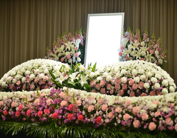23区限定 家族葬 花祭壇プラン 公式 メモリードのお葬式 関東